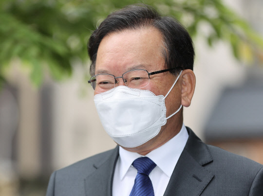 김부겸 국무총리 후보자가 30일 오전 서울시 종로구 금융감독원 연수원에 마련된 인사청문회 준비 사무실로 출근하며 취재진 질문에 답하고 있다.  연합뉴스